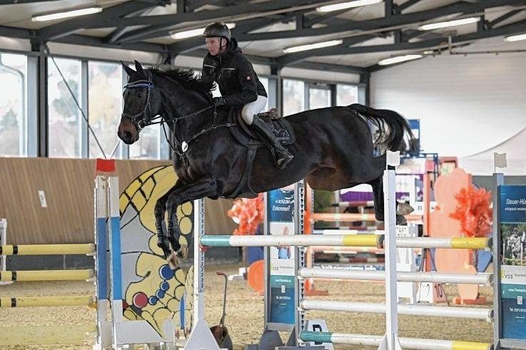 Felix Wassenberg springt in der Halle in Zwickau