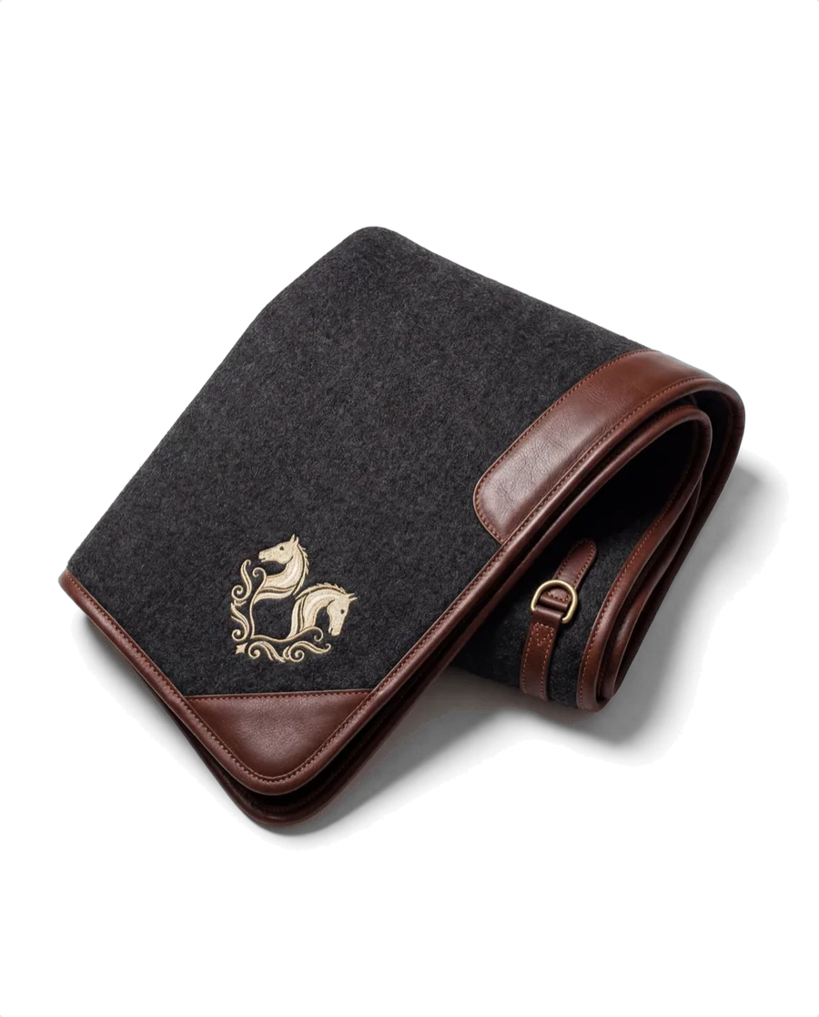 Schabracke aus anthrazitfarbenem Filz mit Kanten aus Cognac-Leder und gesticktem Wappen